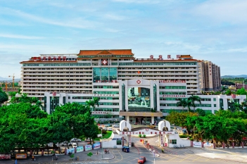医院标志性门诊大楼与住院大楼