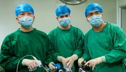 担任开平市中心医院院长的第一天，他做了件......